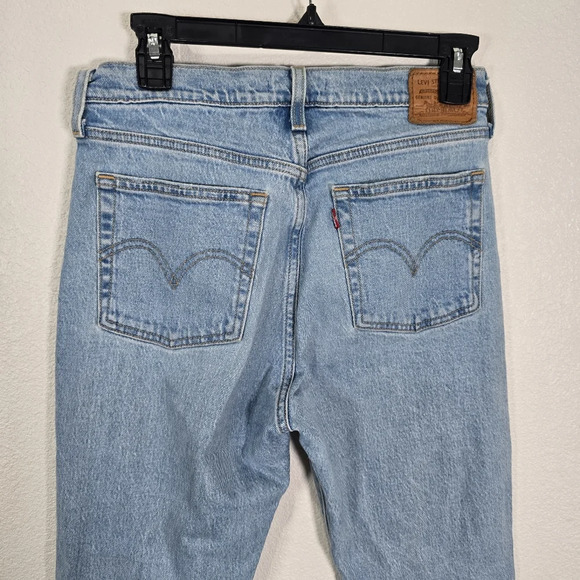 Levi's Premium Wedgie Straight Jeans Size 28 Medium Wash Distressed Button Fly - Picture 6 of 11